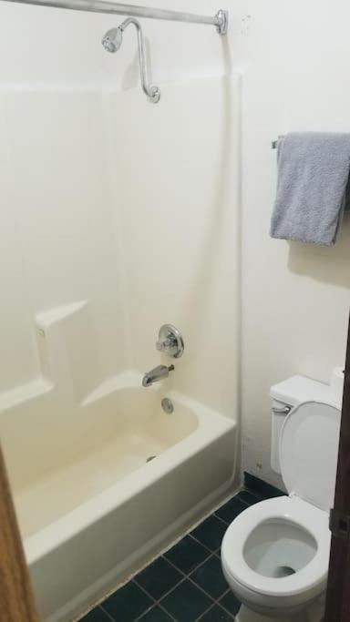 Osu King Bed Hotel Room 109 Wi-Fi Booking สติลวอเตอร์ ภายนอก รูปภาพ